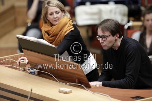 Deutsche Organist Christian Schmitt gastiert in Begleitung der Bamberger Symphoniker-Bayerische Staatsphilharmonie unter der Leitung des tschechischen Dirigenten Jakub Hrůša in der Philharmonie Köln (&copy; Thomas Brill)